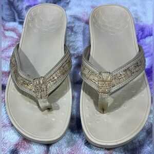 Vionic Women's Tan Sandals, size 6.